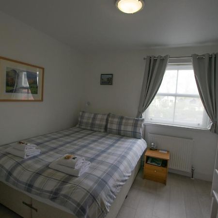 ホテル コラン バンクハウス Corran  エクステリア 写真 A bedroom in a bed and breakfast in Wales