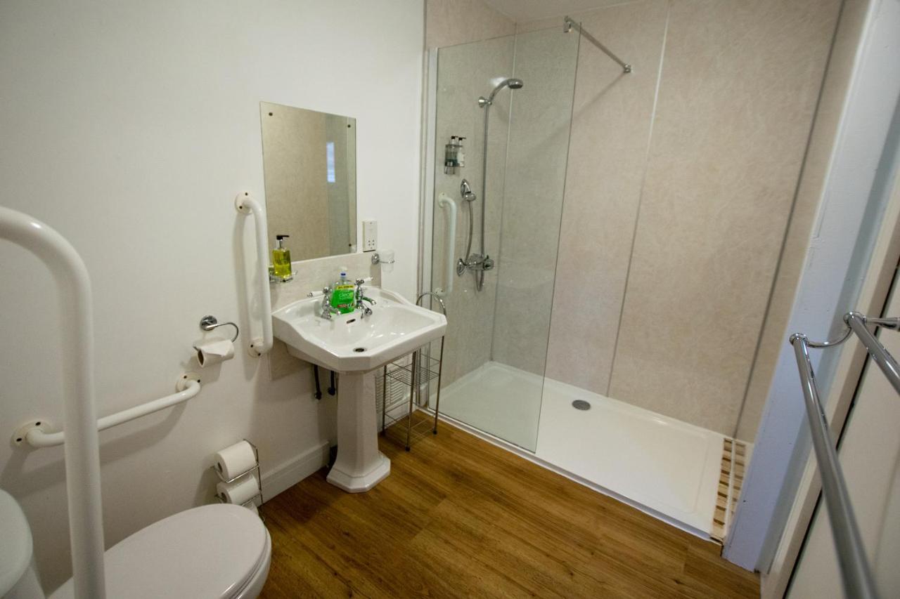 ホテル コラン バンクハウス Corran  エクステリア 写真 A typical bathroom in a student flat