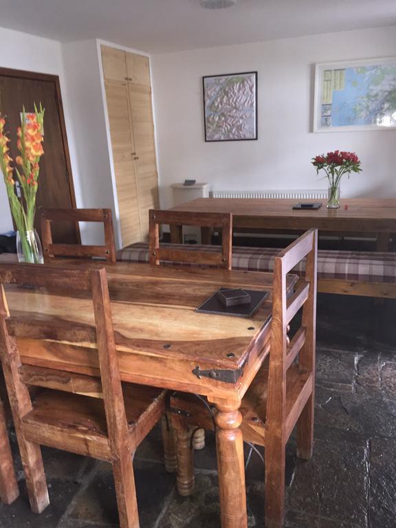 ホテル コラン バンクハウス Corran  エクステリア 写真 A kitchen table made from sheesham wood