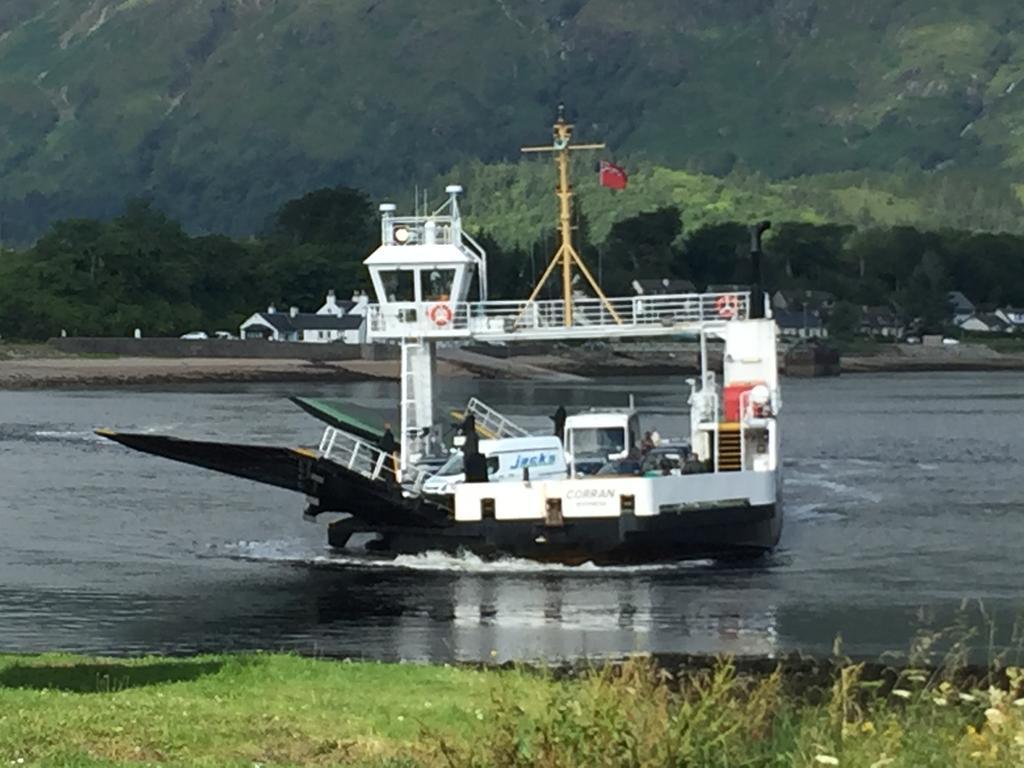 ホテル コラン バンクハウス Corran  エクステリア 写真 The ferry crossing the River Clyde