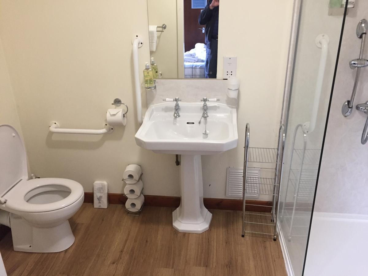 ホテル コラン バンクハウス Corran  エクステリア 写真 A typical bathroom in a UK hotel